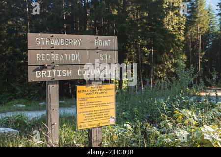 Colombie-Britannique, Canada - 26 juin,2022: Vue du panneau de bienvenue site récréatif de Strawberry point sur le lac Lillooet près de Pemberton Banque D'Images