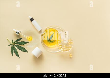 Cosmétiques pour les soins de la peau avec de l'huile de CBD et du cannabis dans une maquette blanche Banque D'Images