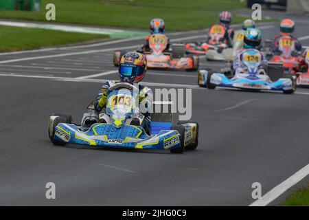 Jack Doohan est un pilote de voiture de course australien qui participe actuellement au championnat de Formule 2 de la FIA avec Virtuosi Racing. Il fait également partie de l'Alpine Academy et est le fils de Mick Doohan, un pilote de moto qui a remporté plusieurs championnats du monde, vu ici dans sa carrière de karting. Banque D'Images