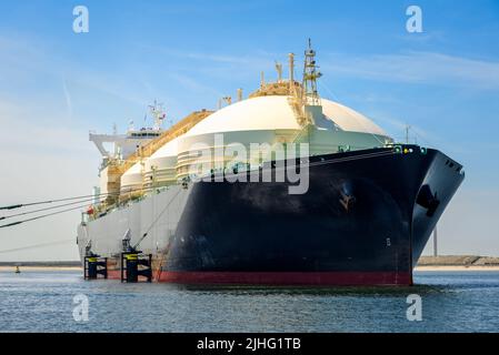 Vue à angle bas d'un grand navire-citerne de GNL dans un port par une journée d'été claire Banque D'Images