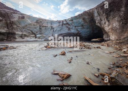 Ruisseau glaciaire qui pénètre dans une grotte sculptée dans la glace du glacier de Vallelunga, en Italie Banque D'Images