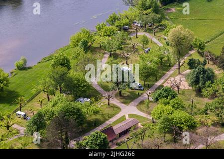 Vue aérienne sur les campeurs parkerd au camping le long de la Dordogne en France Banque D'Images