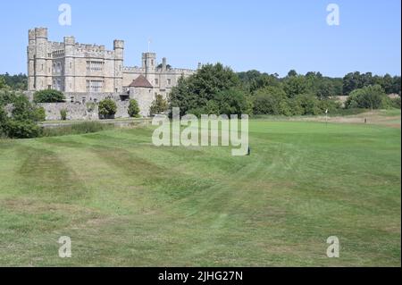 Maidston, Kent, UK-18 juillet 2022: Un parcours de golf donnant sur le château de Leeds, dans le kent, un jour d'été très chaud et venteux. Banque D'Images