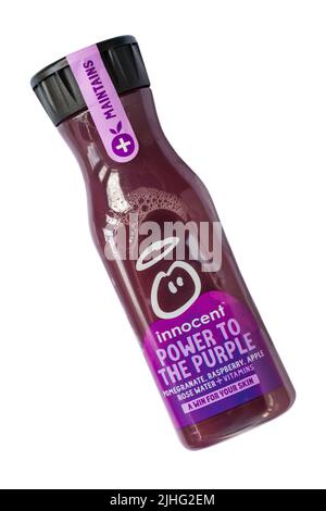 Bouteille de puissance innocente à la grenade pourpre, framboise, pomme, eau de rose + vitamines boire une victoire pour votre peau isolée sur fond blanc Banque D'Images