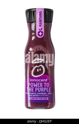Bouteille de puissance innocente à la grenade pourpre, framboise, pomme, eau de rose + vitamines boire une victoire pour votre peau isolée sur fond blanc Banque D'Images