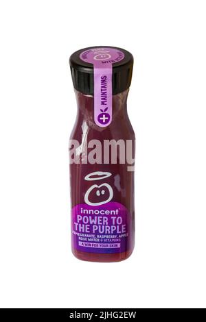Bouteille de puissance innocente à la grenade pourpre, framboise, pomme, eau de rose + vitamines boire une victoire pour votre peau isolée sur fond blanc Banque D'Images