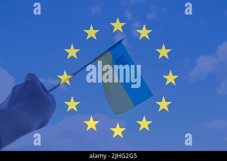 Recentrer l'Union européenne et l'Ukraine. Grand symbole national flottant dans le ciel bleu. Soutenir et aider l'Ukraine, jour de la Constitution de l'indépendance, National Banque D'Images