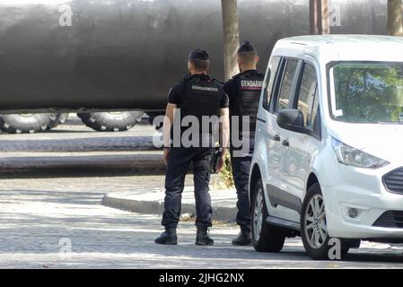 Paris, France. 14 juillet. 2022. Deux gendarmes militaires regardent en ville. Banque D'Images