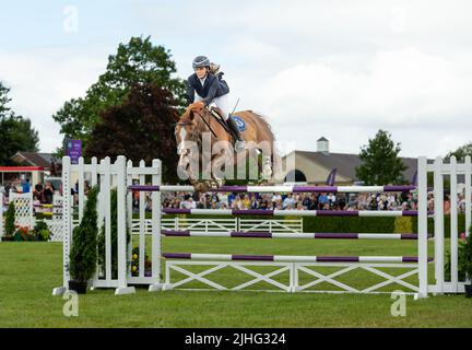 Great Yorkshire Show, Harrogate, Royaume-Uni. 15 juillet 2022. Jeune femme cavalier et son cheval sautant au-dessus des pôles, circuit principal de saut de piste à TH Banque D'Images