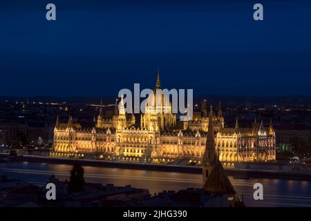 Budapest/Hongrie - VERS juin 2018 : Parlement hongrois ou Parlement de Budapest. Banque D'Images