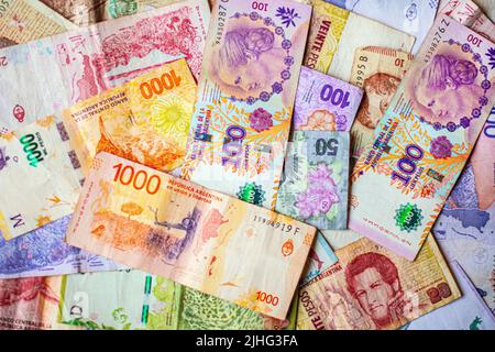 Pesos argentins de valeurs différentes. Argent de l'Argentine en espèces. Banque D'Images