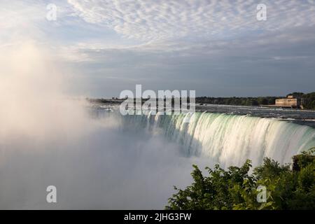 Cascade canadienne en fer à cheval dans la lumière du matin, Niagara Falls Ontario Canada. Banque D'Images