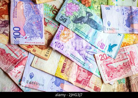 Pesos argentins de valeurs différentes. Argent de l'Argentine en espèces. Banque D'Images