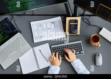 Vue en grand angle d'une femme TRAVAILLANT avec DES CODES sur un ordinateur et travaillant sur un clavier professionnel DE L'INFORMATIQUE Banque D'Images