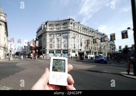 Thermomètre numérique affichant une température de 40 degrés celsius, pris aujourd'hui à 15:42 à Oxford Circus, dans le centre de Londres. Le Royaume-Uni est confronté à des perturbations dans les voyages, à des écoles fermées et à des avertissements sanitaires alors que le pays se prépare à une chaleur extrême au cours des deux prochains jours. Les températures devraient monter à 30s dans certaines régions lundi, tandis que mardi devrait être encore plus chaud, avec des températures pouvant atteindre 40C (104F). Date de la photo: Lundi 18 juillet 2022. Banque D'Images