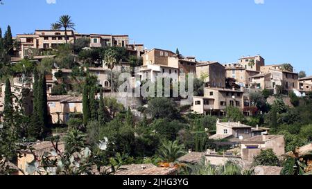 Vue sur Deja dans le nord-ouest des montagnes Tramuntana sur l'île des Baléares de Majorque, Espagne Banque D'Images