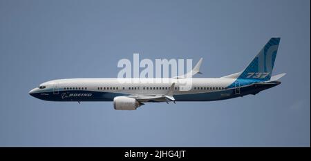 Farnborough, Hampshire, Royaume-Uni. 18 juillet 2022. Le salon de l'aviation de commerce international de Farnborough 2022 s'ouvre au plus haut de la vague de chaleur qui saisit actuellement le sud du Royaume-Uni avec des températures dues à un coup de 40 degrés. Airbus et Boeing, grands constructeurs aéronautiques, se disputent de nouvelles ventes au salon qui se tient jusqu'au 22 juillet. Image: La dernière itération du controversé Boeing 737 MAX prend l'air dans un vol de démonstration. Le 737 MAX 10 reçoit une commande importante de Delta Airlines, annoncée au salon. Crédit : Malcolm Park/Alay Live News Banque D'Images