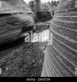 Les lignes de la literie croisée sur les falaises de grès d'un petit canyon à créneaux à Willis Creek, Utah, États-Unis. Banque D'Images