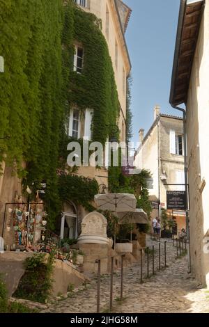 Petite rue pavée escarpée à Saint-Émilion en France Banque D'Images
