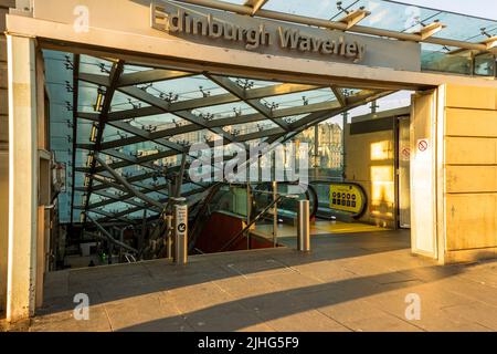 Entrée à la gare Waverley d'Édimbourg pour prendre votre train, Édimbourg, Écosse Banque D'Images