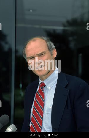 WASHINGTON DC - 1992 James Carville le stratège en chef du gouverneur de l’Arkansas, Bill Clinton, s’est entretenu avec succès de la campagne présidentielle de 1992 avec des reporters devant l’entrée principale du studio NBC après son apparition dimanche matin sur « rencontrez la presse » Credit: Mark Reinstein/MediaPunch Banque D'Images