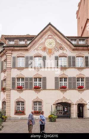 Vieux couple touristique devant l'hôtel de ville historique. Image verticale. Banque D'Images
