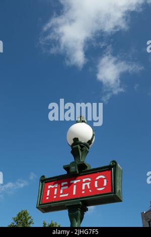 Le panneau rouge du métro est à nouveau un ciel bleu clair. Paris France Banque D'Images