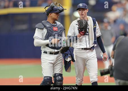 Saint-Pétersbourg, Floride. États-Unis; Christian Bethancourt (14) et Ryan Yarbrough (48), le pichet de départ de Tampa Bay Rays, se dirigent vers le dugout Banque D'Images