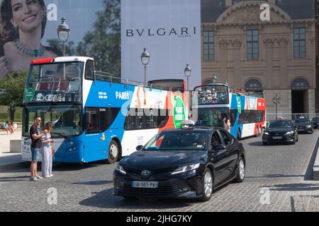 Montez à bord des bus touristiques et des taxis à Paris en France Banque D'Images