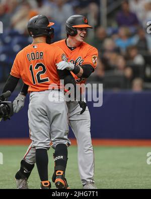 Saint-Pétersbourg, Floride. USA; Baltimore Orioles Catcher Adley Rutschman (35) homers dans le huitième dîner et est félicité par le deuxième baseman Rougned OD Banque D'Images