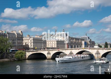 Croisière touristique sur le bateau Paquebot sur la Seine à Paris Banque D'Images