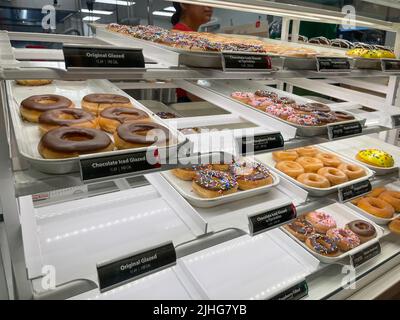 Célèbre Krispy Kreme à vendre dans une vitrine. Banque D'Images