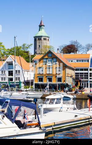 La tour Watchmans, Valberget Utsikspunkt, derrière les anciens entrepôts du quai. Port de Stavanger, Norvège Banque D'Images