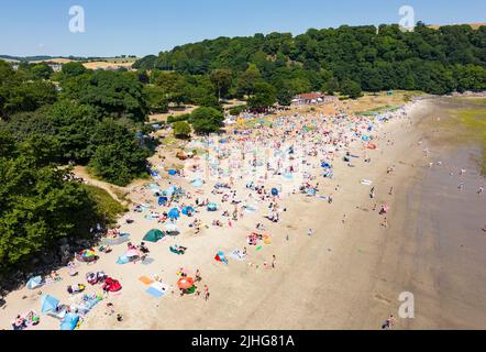 Édimbourg, Écosse, Royaume-Uni. 18 juillet 2022. Temps très chaud en Écosse avec une température atteignant 31C sur la côte est. Les températures chaudes ont amené des milliers de amateurs de soleil sur les plages le long de la côte écossaise. Pic; la plage de Silver Sands à Aberdour à Fife était très fréquentée. Iain Masterton/Alay Live News Banque D'Images