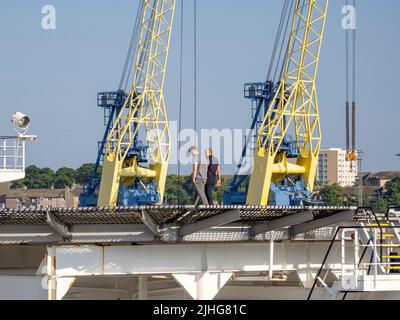 Des hommes sur un navire de service de l'industrie pétrolière dans les quais d'Aberdeen, en Écosse, au Royaume-Uni. Banque D'Images