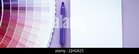 Bannière avec échantillons de peinture, nuance multicouleurs. Arrière-plan lilas, bloc-notes, marqueur violet. Copier l'espace. Banque D'Images