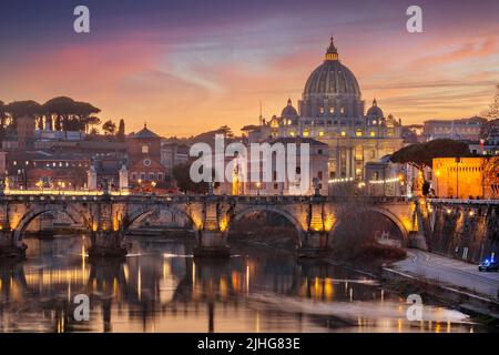 Basilique Saint-Pierre dans la Cité du Vatican sur le Tibre en passant par Rome, Italie au crépuscule. Banque D'Images