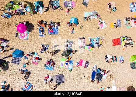 Édimbourg, Écosse, Royaume-Uni. 18 juillet 2022. Temps très chaud en Écosse avec une température atteignant 31C sur la côte est. Les températures chaudes ont amené des milliers de amateurs de soleil sur les plages le long de la côte écossaise. Pic; la plage de Silver Sands à Aberdour à Fife était très fréquentée. Iain Masterton/Alay Live News Banque D'Images