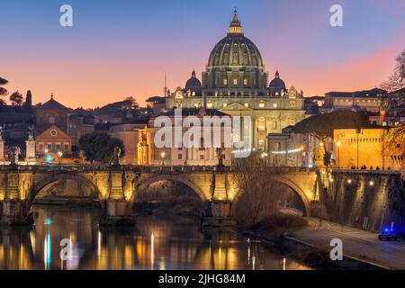 Basilique Saint-Pierre dans la Cité du Vatican sur le Tibre en passant par Rome, Italie au crépuscule. Banque D'Images