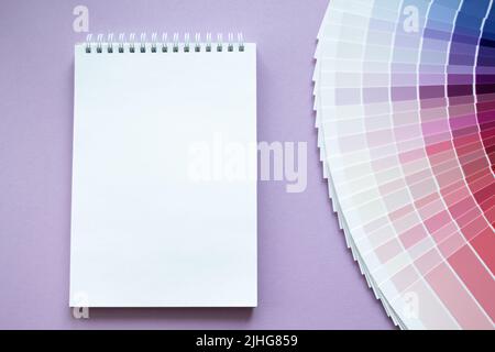 Échantillons de peinture, nuance multicolore pour le design intérieur. Rouge, rose, violet et violet avec des couleurs lilas. Arrière-plan lilas clair. Livre blanc pour Banque D'Images