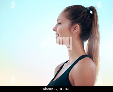 Belle femme pratiquant l'exercice de yoga sur la plage. Jeune athlète féminine regardant la vue en se tenant debout à l'extérieur. Trouver la paix intérieure, l'équilibre Banque D'Images