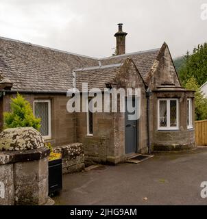 Dunkeld, Perthshire, Écosse – 29 juin 2022. La maison de péage, achevée en 1809, sur le pont au-dessus de la rivière Tay à Dunkeld Banque D'Images