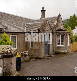 Dunkeld, Perthshire, Écosse – 29 juin 2022. La maison de péage, achevée en 1809, sur le pont au-dessus de la rivière Tay à Dunkeld Banque D'Images