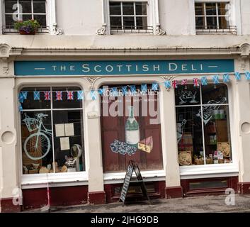 Dunkeld, Perthshire, Écosse – 29 juin 2022. L'extérieur de Robert Menzies cuisine traditionnelle dans le village de Dunkeld, dans le Perthshire Banque D'Images