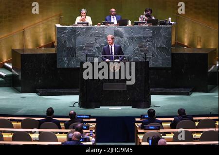 New York, États-Unis. 18th juillet 2022. Le prince Harry, duc de Sussex, parle du podium lors de la cérémonie de la Journée internationale Nelson Mandela qui s'est tenue lundi à 18 juillet 2022 aux Nations Unies à New York. (Photo par Anthony Behar/Sipa USA) crédit: SIPA USA/Alay Live News Banque D'Images