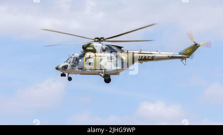 Force aérienne tchèque PZL-Swidnik W-3A Sokol ‘0712’ arrivant à RAF Fairford le 13th juillet pour participer au Royal International Air Tattoo 2022 Banque D'Images