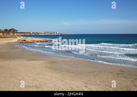 Une photo panoramique d'une rive rocheuse de la plage de Flamenco à Orihuela, Alicante, Espagne Banque D'Images