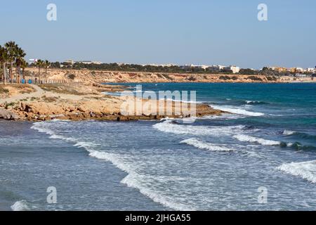 Une photo panoramique d'une rive rocheuse de la plage de Flamenco à Orihuela, Alicante, Espagne Banque D'Images