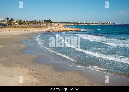 Une photo panoramique d'une rive rocheuse de la plage de Flamenco à Orihuela, Alicante, Espagne Banque D'Images