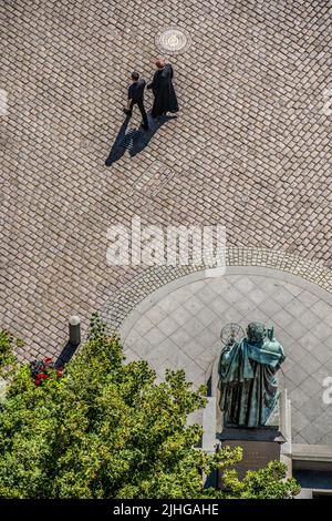 Torun, Pologne - août 2020 : Nicolaus Copernic Statue à Torun la vieille ville en été, photo prise depuis la plate-forme de visualisation en hauteur dans le Ratusz CLO Banque D'Images